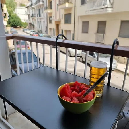 στούντιο διπλα στην ακρόπολη Athens